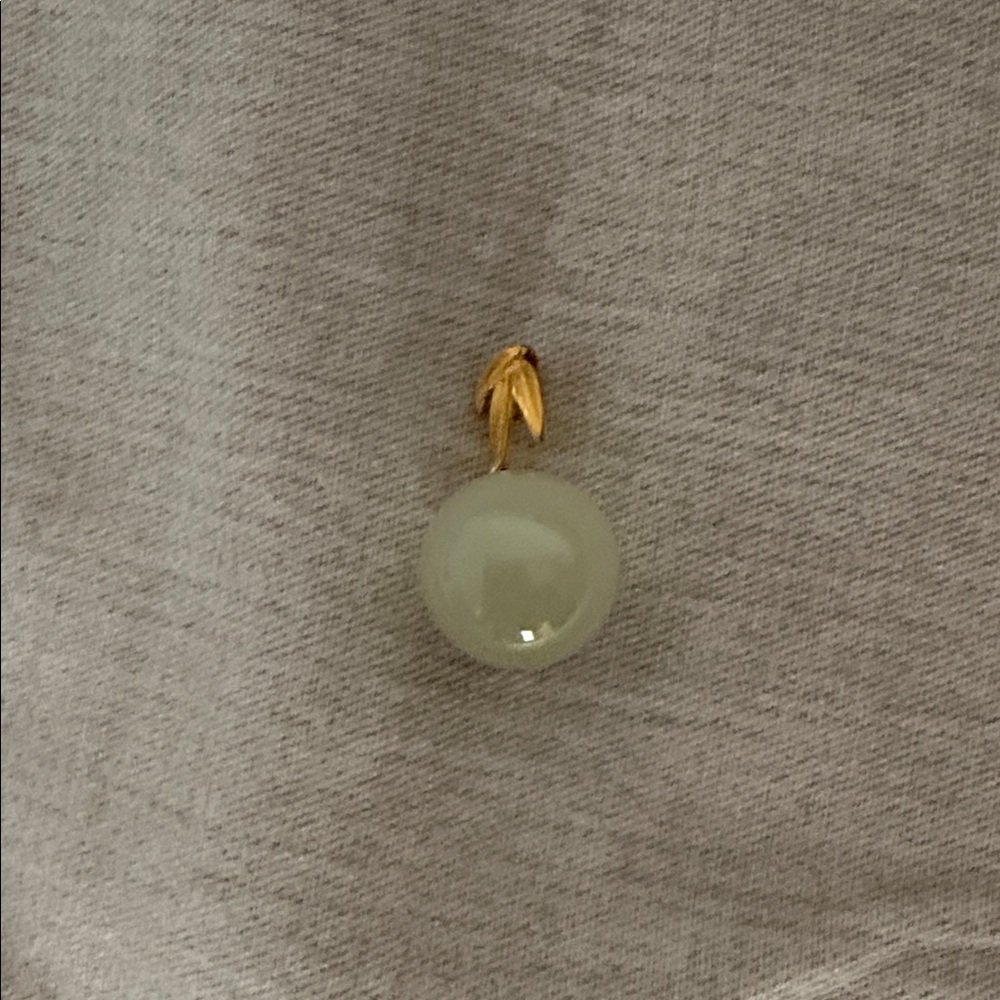 Elegant 18K Gold Clasp with Jade Pearl Pendant - Picture 2 of 5
